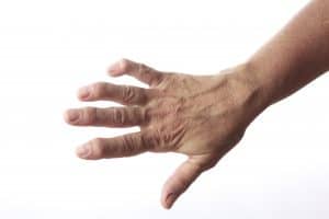 כיף יד עם אצבעות בקופלות בפרק באחרון של האצבע