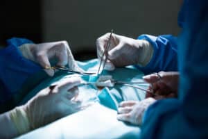 רופאים מבצעים ניתוח למטופל